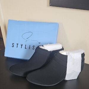 Elegant Black Ankle Boots by Stylist